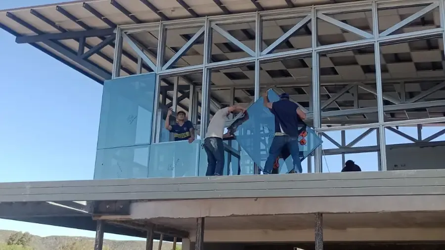 Colocación de un frente vidriado de aluminio por Metalúrgica Salafia