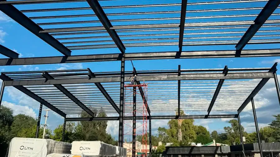 Estructura metálica de un tinglado montada por Metalúrgica Salafia
