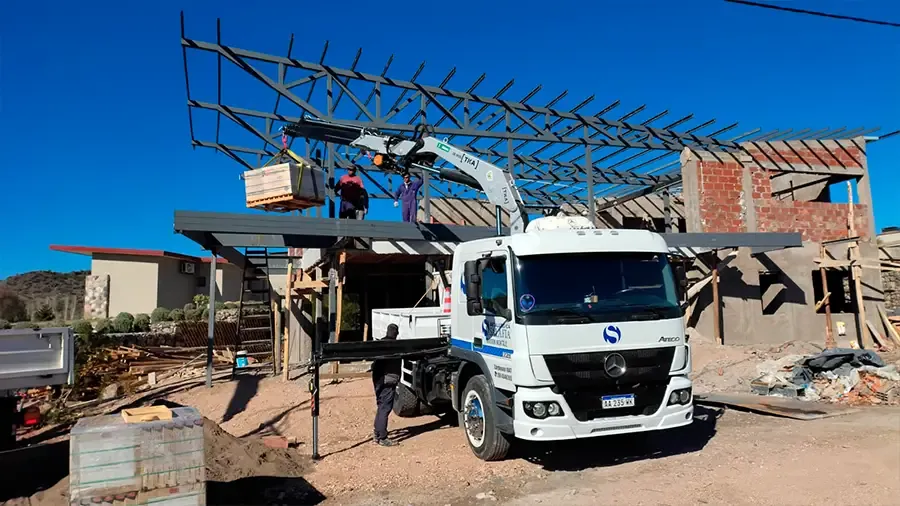 Hidrogrúa de Metalúrgica Salafia montando una estructura metálica