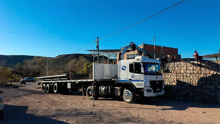 Hidrogrúa de Metalúrgica Salafia entregando materiales en una obra rural
