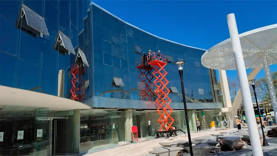 Equipo de Metalúrgica Salafia instalando una fachada vidriada en altura