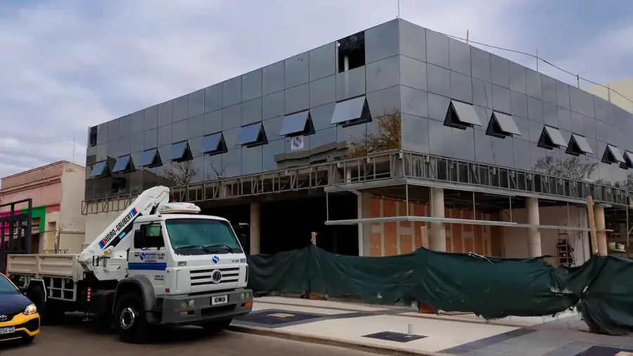 Frente vidriado comercial fabricado por Metalúrgica Salafia
