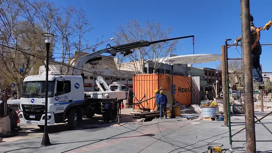 Hidrogrúa de Metalúrgica Salafia levantando una estructura en obra