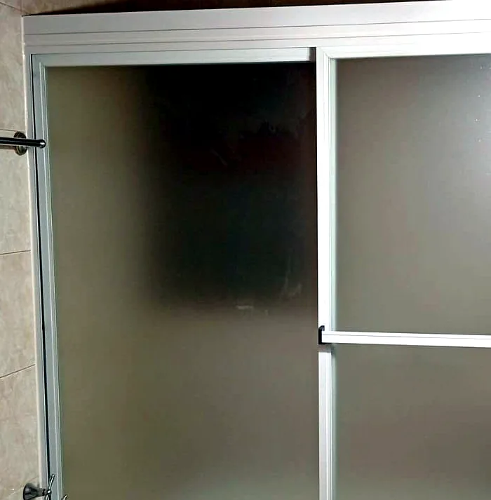 Mampara de baño de aluminio fabricada por Metalúrgica Salafia para una vivienda particular