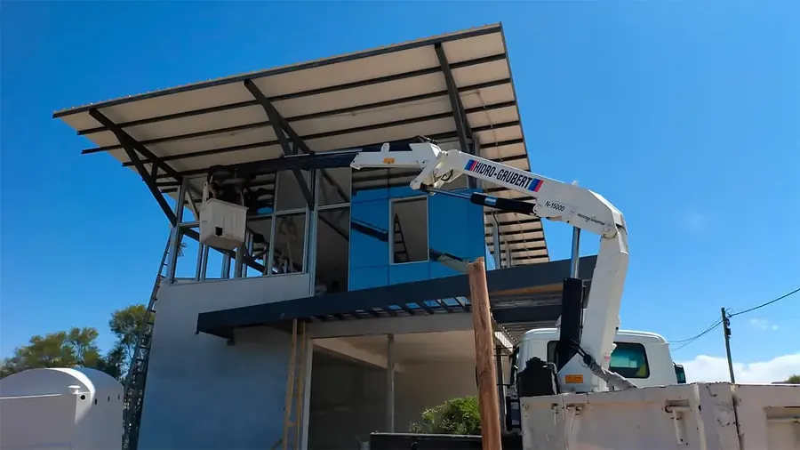 Hidrogrúa de Metalúrgica Salafia montando el cerramiento de una estructura