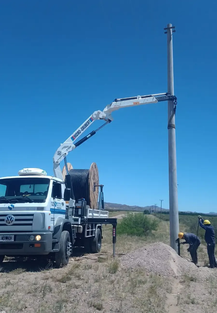 Hidrogrúa de Metalúrgica Salafia montando un poste de servicios