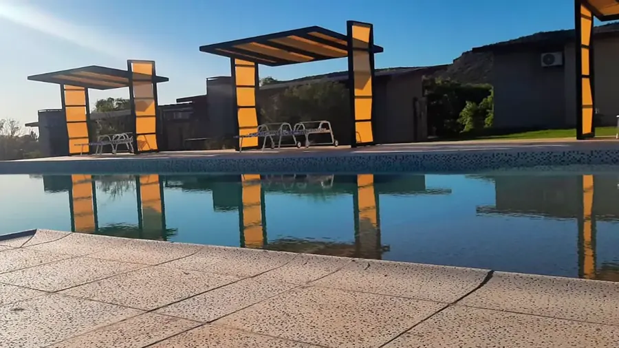 Pérgolas metálicas fabricadas por Metalúrgica Salafia junto a una piscina