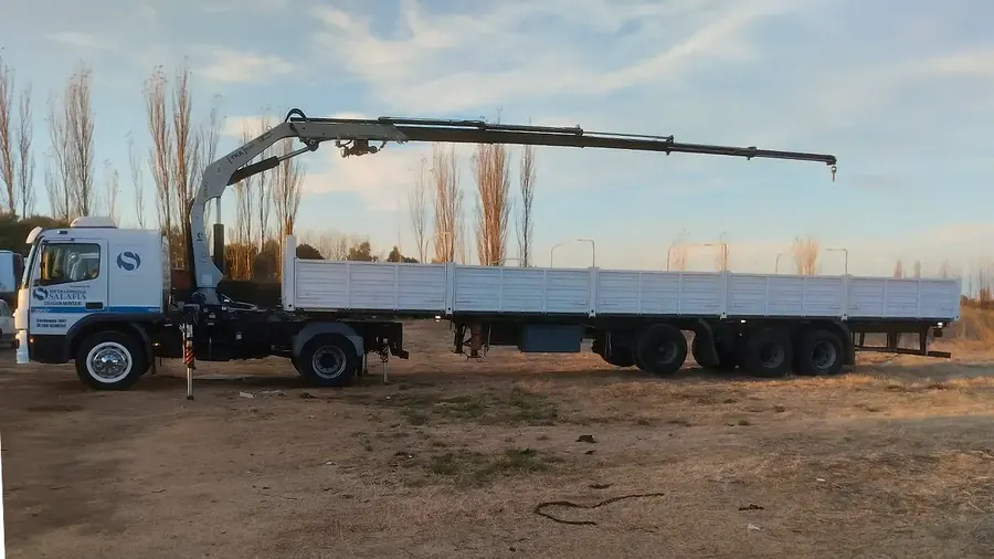 Camión con semirremolque e hidrogrúa de Metalúrgica Salafia al atardecer
