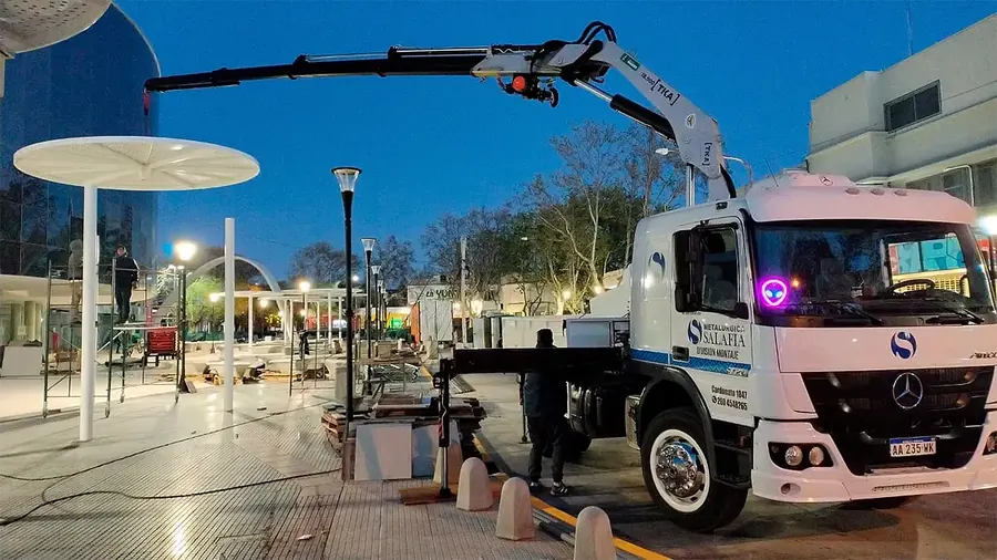 Hidrogrúa de Metalúrgica Salafia instalando una torre de iluminación en un complejo deportivo