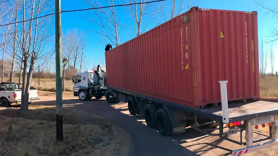 Hidrogrúa de Metalúrgica Salafia trasladando un contenedor